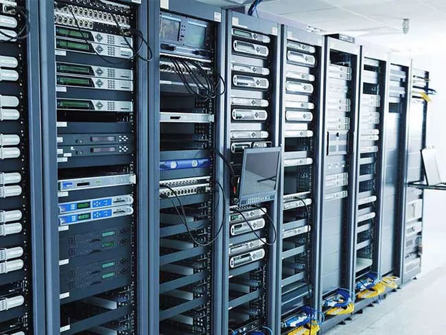 Thuê chỗ đặt máy chủ FPT 2 FPT có đội ngũ kỹ thuật chuyên môn cao, sẵn sàng hỗ trợ bạn 24/7/365