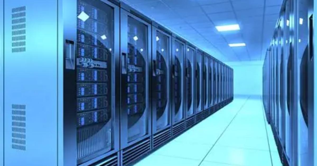 Colocation là dịch vụ cho phép doanh nghiệp thuê không gian vật lý chuyên biệt, chẳng hạn như một rack server, một khu vực được ngăn cách (cage), hoặc thậm chí là một phòng riêng (suite) bên
