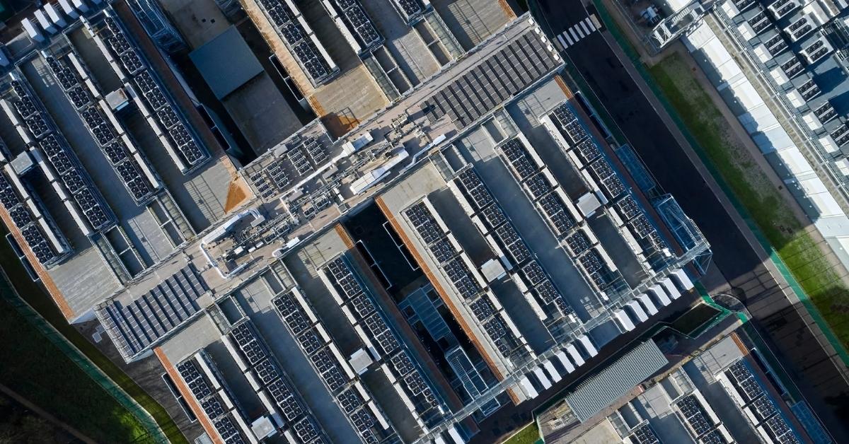 Colocation xanh là một mô hình dịch vụ cho thuê chỗ đặt máy chủ tại các trung tâm dữ liệu được thiết kế và vận hành đặc biệt để giảm thiểu tác động đến môi trường