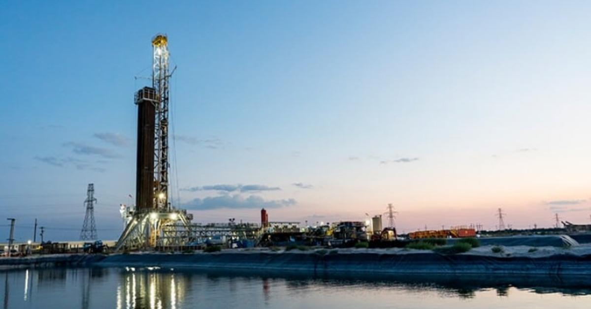 Endeavor Energy Chuyển Đổi Hạ Tầng IT Sang Colocation: Giải Pháp Từ Datadobi 2 Để giải quyết vấn đề về hạ tầng IT cũ kỹ, Endeavor Energy đã lựa chọn mô hình Colocation. Hiểu một cách đơn giản, Colocation giống như việc bạn thuê một _căn hộ_ cao cấp cho _ngôi nhà_
